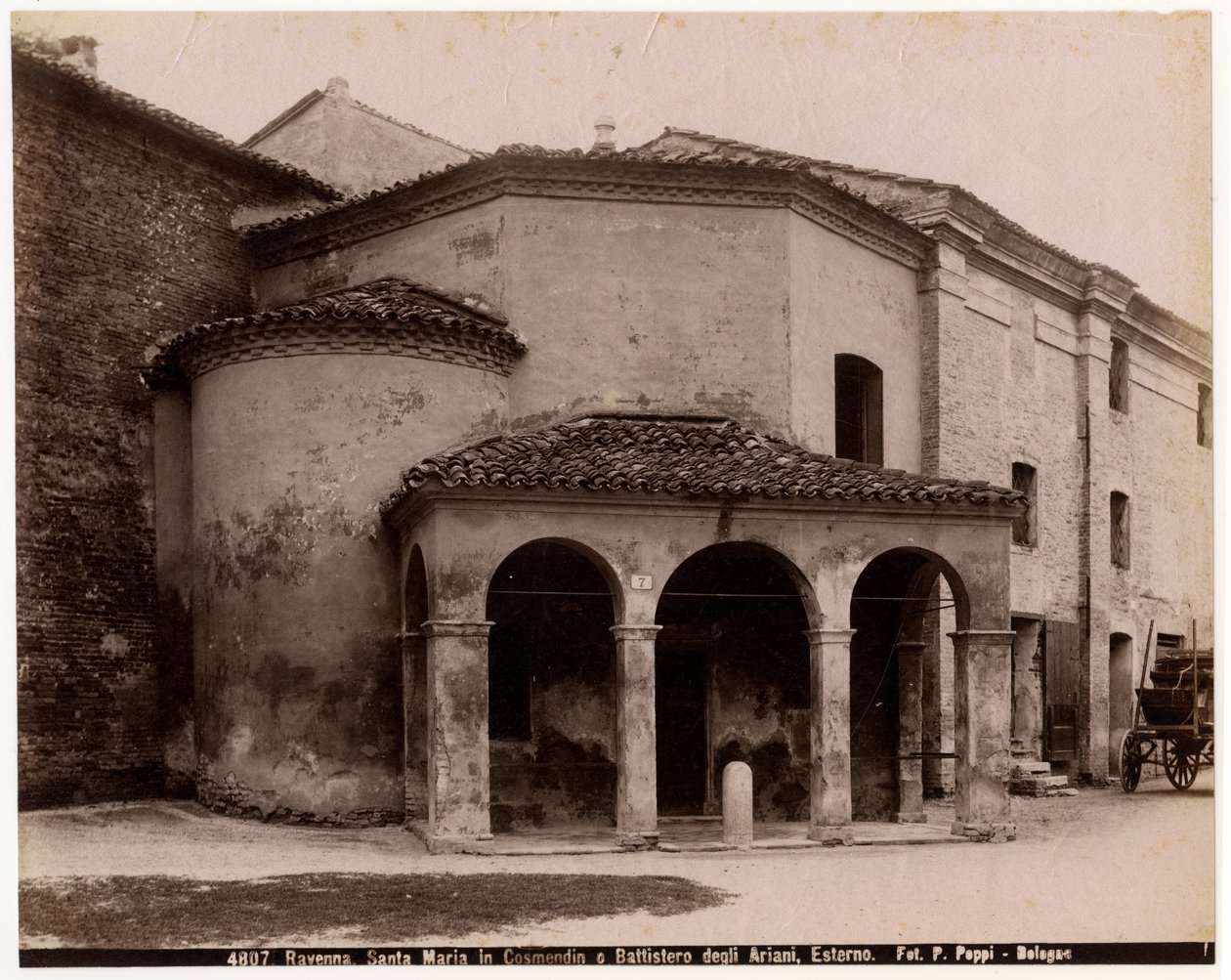 Kirche St. Maria in Cosmedin oder Baptisterium der Arianer, Ravenna von Italian Photographer