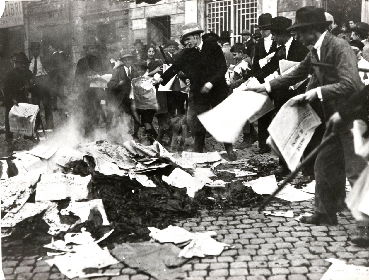 Faschistische Gruppe verbrennt sozialistische Zeitungen „Il Paese“ nach der Verwüstung des Belagerungsortes von Italian Photographer