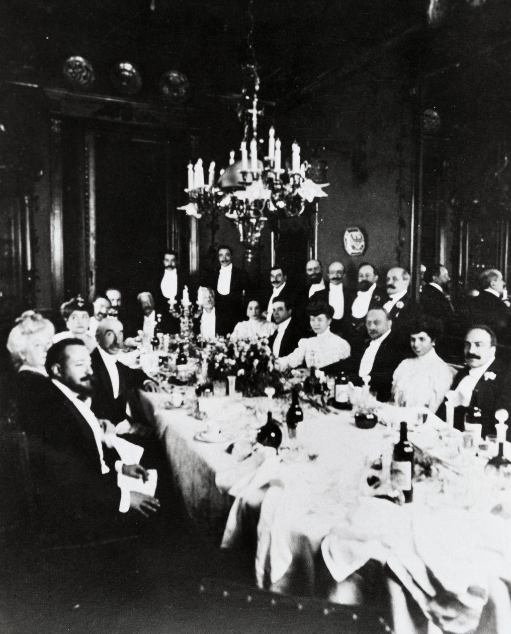Mittagessen im Casa Sonzogno, unter den Gästen sind Francesco Cilea, Pietro Mascagni, Umberto Giordano, Carlo Romussi, Arturo Colautti, Amintore Galli und Edoardo Sonzogno zu erkennen, Mailand von Italian Photographer