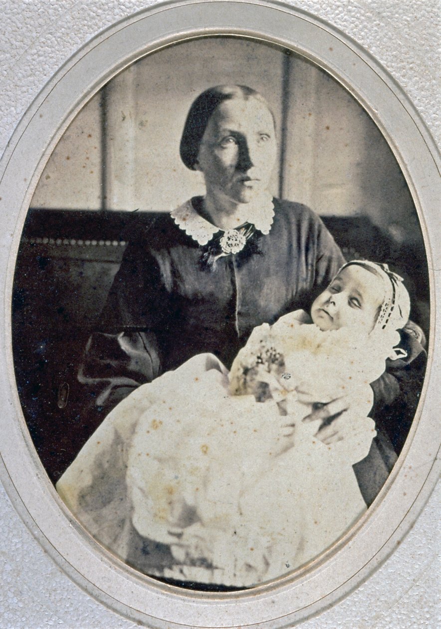 Post-mortem Porträt eines kleinen Mädchens, gehalten von ihrer Mutter, ca. 1855 (s/w Foto) von Italian Photographer