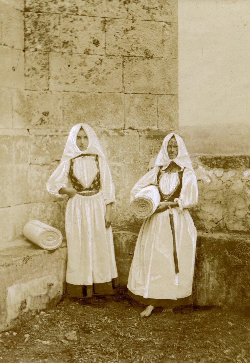 Zwei Frauen in traditioneller Tracht, Orbace-Verkäuferinnen, Sardinien, Italien, ca. 1915 von Italian Photographer