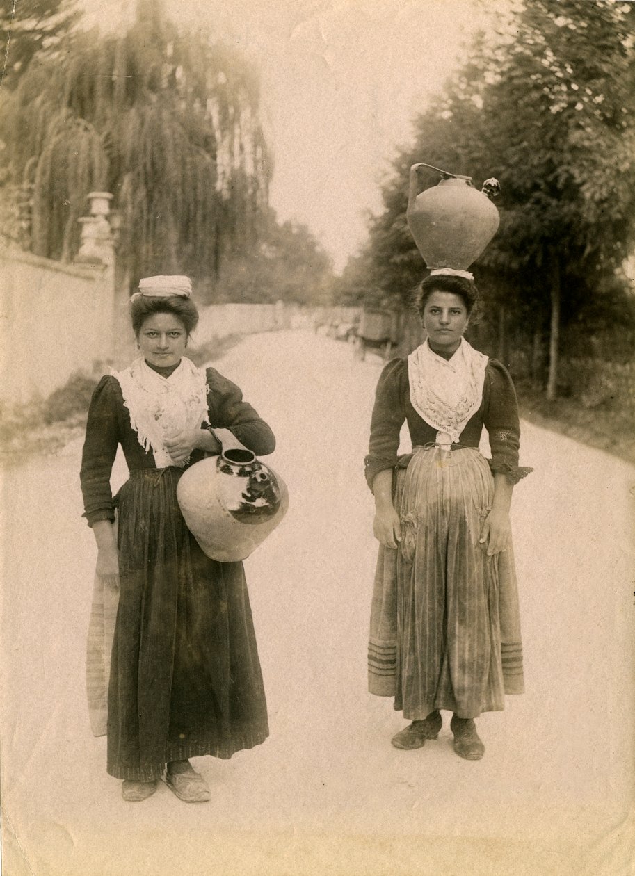 Zwei junge Frauen mit Terrakottagefäßen, Roccaraso, Abruzzen, Italien, ca. 1905 von Italian Photographer