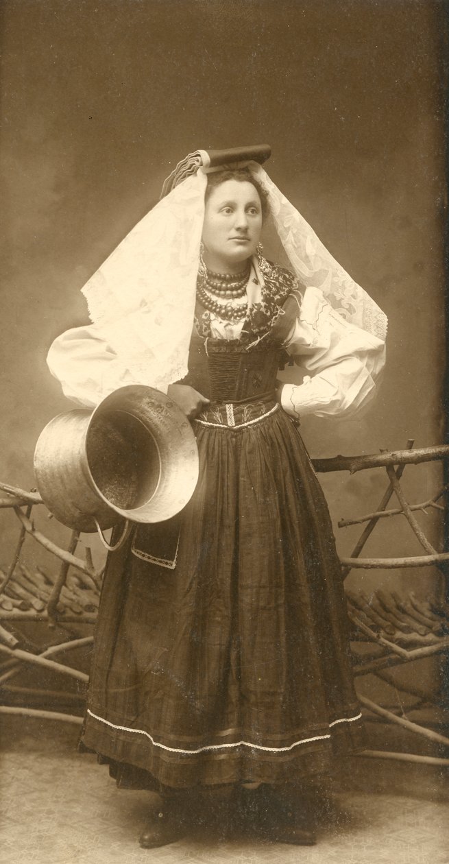 Frau in traditioneller Tracht mit Kupfergefäß, Abruzzen, Italien von Italian Photographer