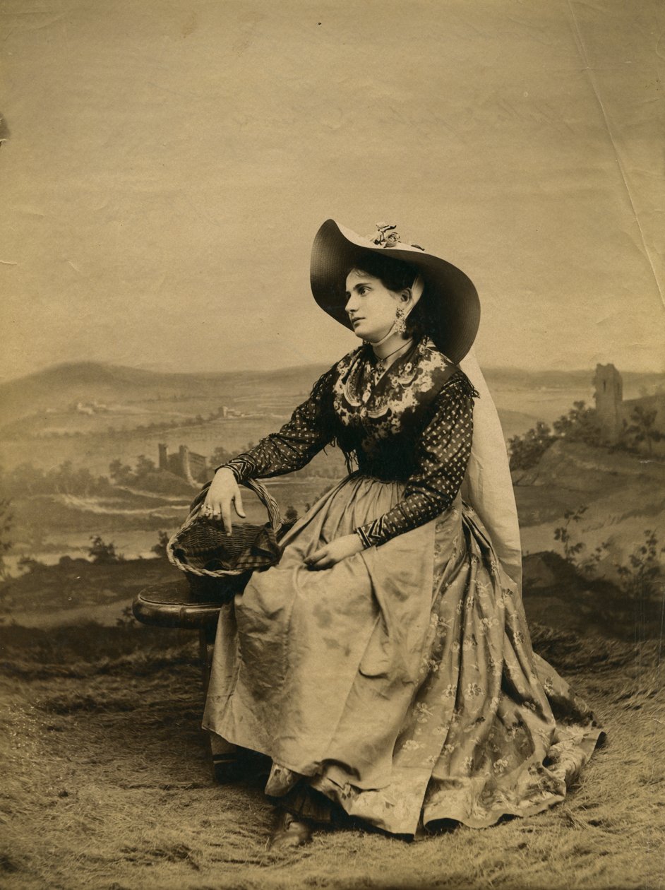 Junge Frau in Kleidung und Strohhut aus der Landschaft von Siena, Toskana, Italien, Fotografie von Paolo Lombardi, Siena, ca. 1890 von Italian Photographer