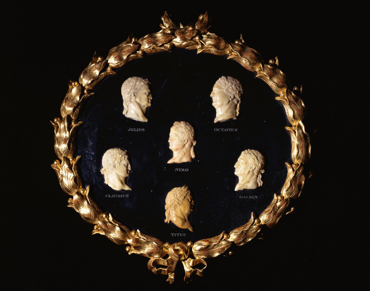 Ein Satz von sechs italienischen Siena-Marmor-Reliefprofilbüsten römischer Kaiser, mit den Namen Octavius, Galbin, Titus, Claudius, Julius und Nero eingraviert von Italian School