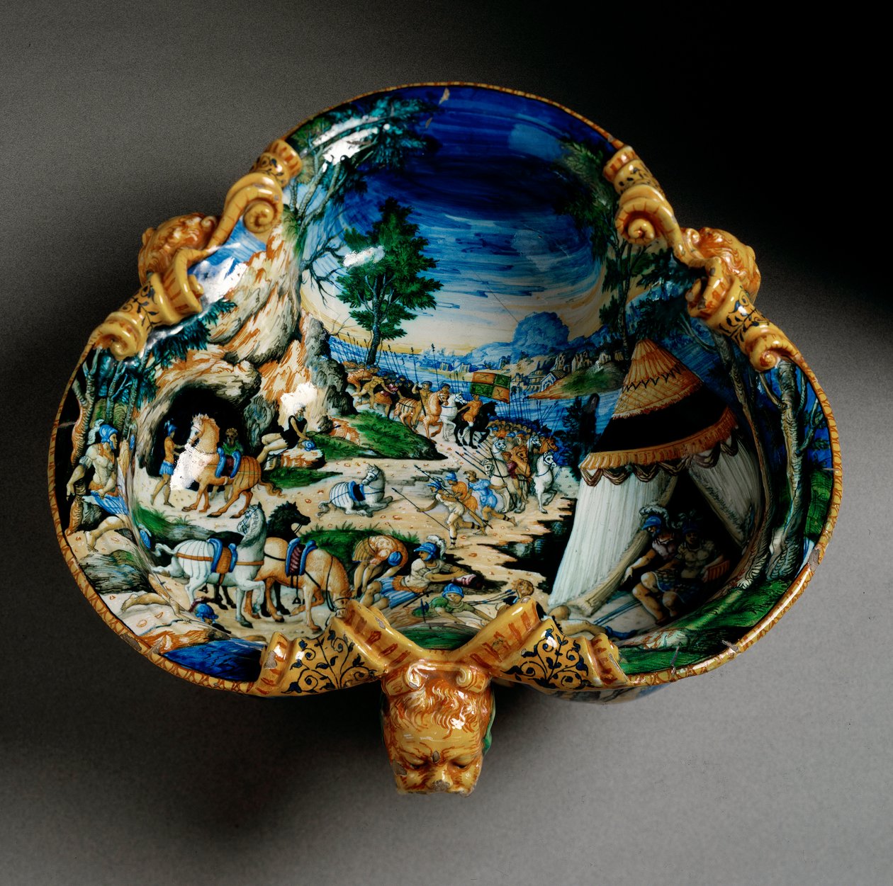 Keramikbecher in Form eines Kleeblatts, dekoriert mit der Darstellung von Hannibal während der Alpenüberquerung, hergestellt in Urbino in der Werkstatt Fontana, Italien. Um 1550. Florenz, Museo Nazionale del Bargello von Italian School
