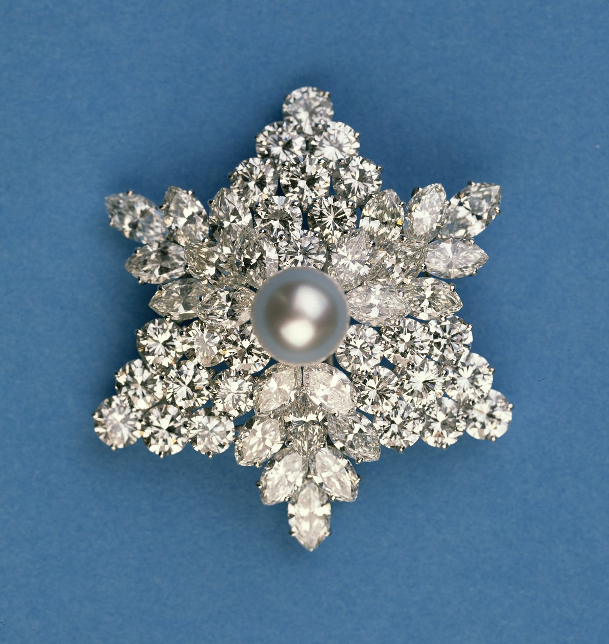 Runde und Marquise-Diamant-Schneeflocken-Brosche von Bulgari von Italian School