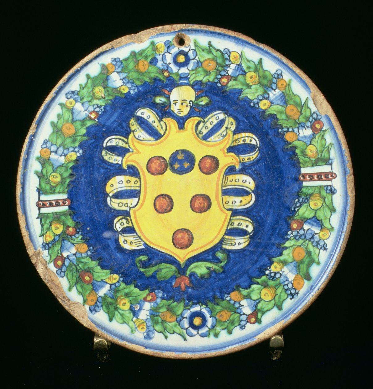 Majolika-Teller mit dem Wappen der Medici und einem Rand aus Laub und Früchten, Italien, 16. Jahrhundert von Italian School