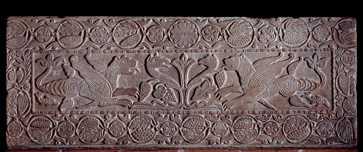 Steinbrüstung mit Reliefs des Lebensbaums und Drachenflügeln, vom Sarkophag von Teodote, 8. Jahrhundert von Italian School
