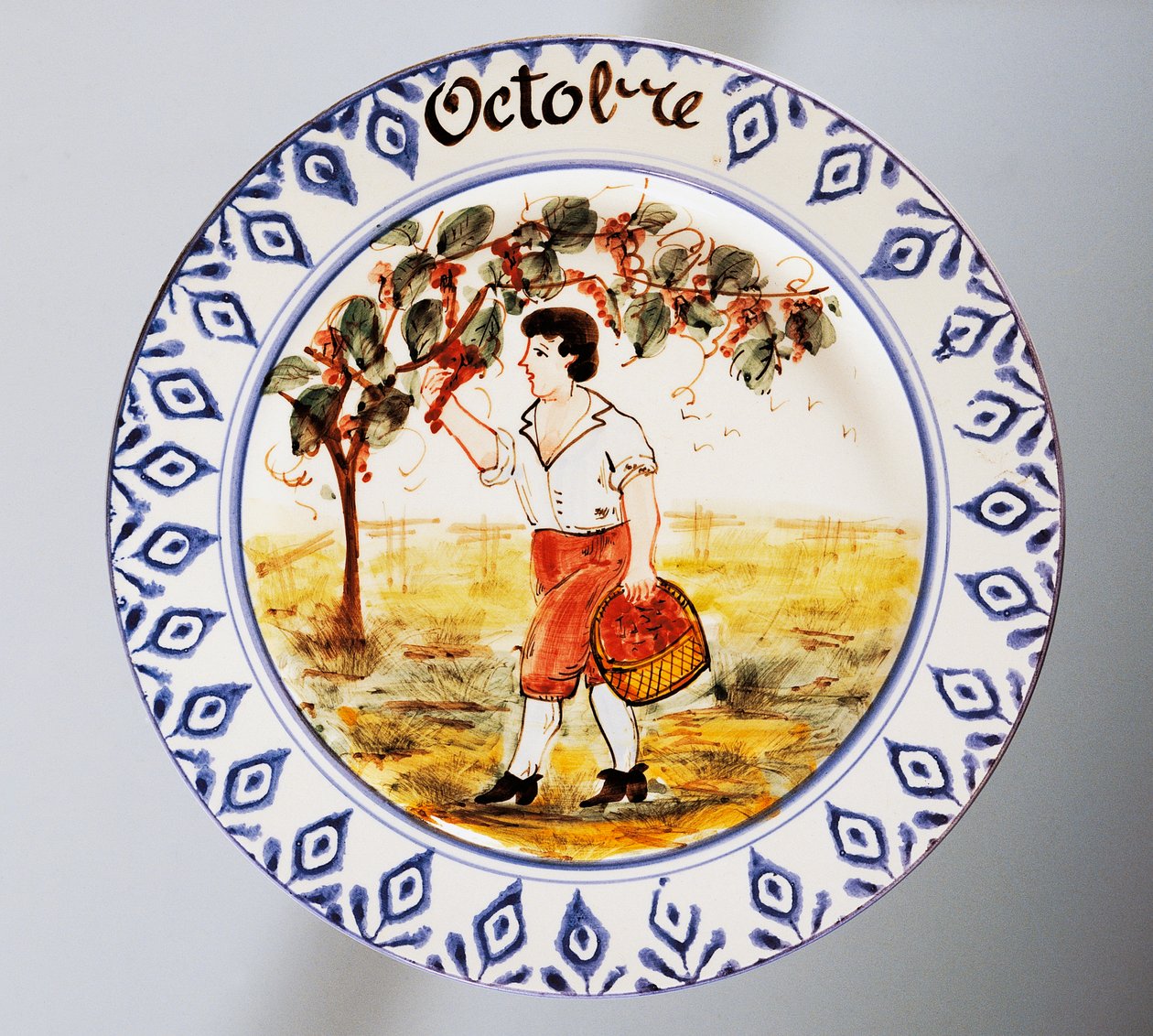 Teller mit Monatsdarstellung, Oktober, Steingut, Nove di Bassano, Venetien, Italien, 20. Jahrhundert von Italian School