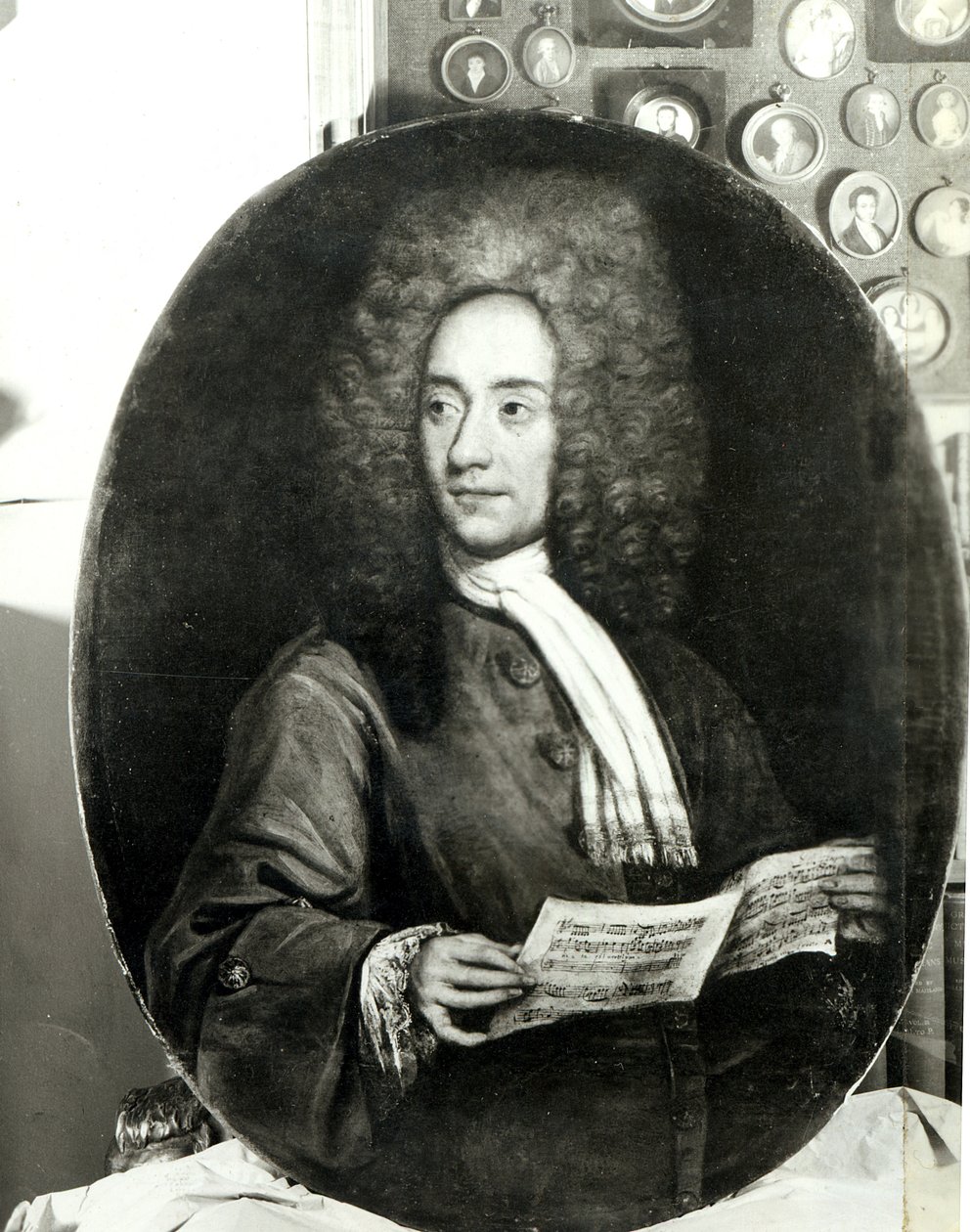 Porträt des Komponisten Tomaso Giovanni Albinoni (1671-1751) mit einer Musikpartitur von Italian School