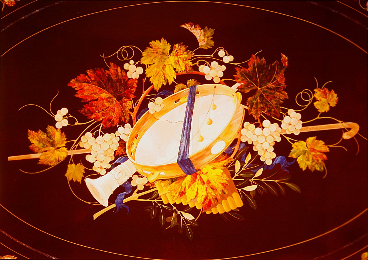 Tischplatte mit Musikinstrumenten und Weinreben (Pietra Dura) von Italian School