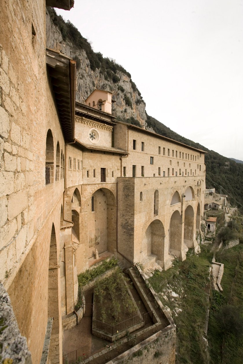 Ansicht des Klosters St. Benedetto (Sacro Speco) aus dem 12. Jahrhundert, Subiaco (Rom), Italien von Italian School