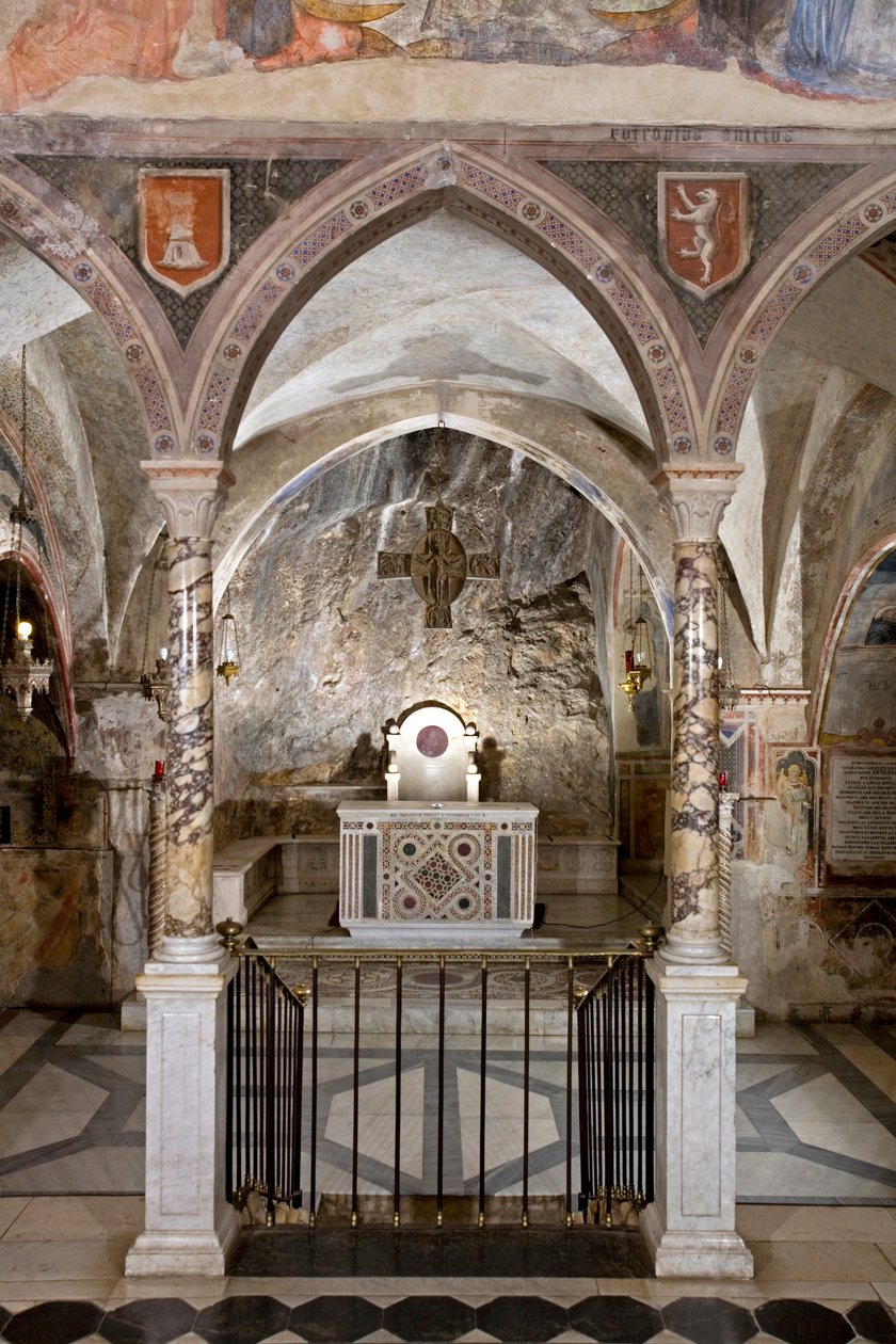 Ansicht des Presbyteriums der Oberkirche mit dem Hauptaltar im Cosmateskenstil. 13. Jahrhundert. Kloster von Saint Benedetto (Sacro Speco), Subiaco (Rom), Italien von Italian School