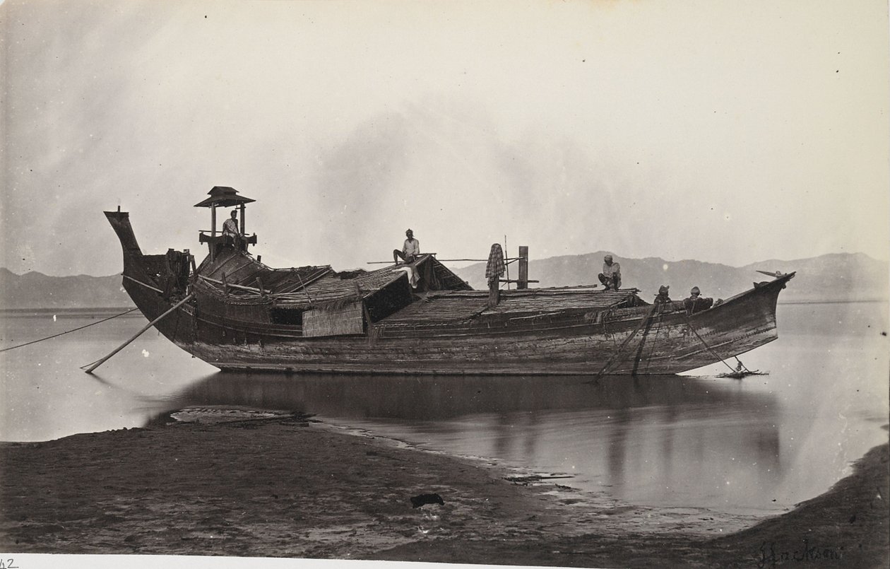 Ein Balkenblick auf ein laung-zat oder Paddy-Boot, das am Ufer des Irrawaddy-Flusses festgemacht ist von J. Jackson