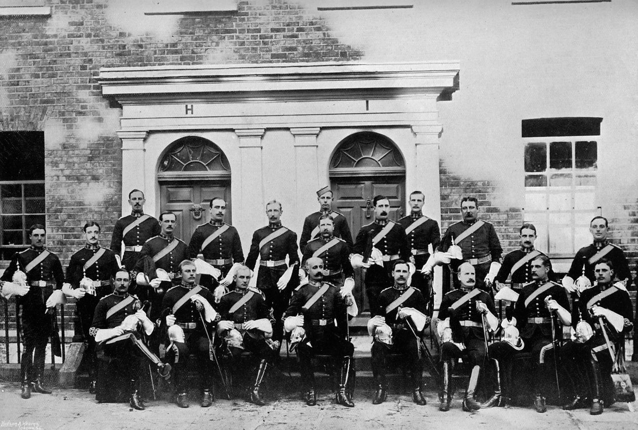 Die Offiziere der 1. Royal Dragoons, Island Bridge Barracks, Dublin, Irland, 1896 von J. Robinson and Son