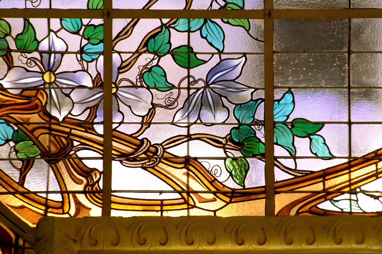 Nancy (Abteilung 54), Jugendstil, „La verriere aux Clematites“ (1901) - Detail, Glasfenster von Jacques Gruber (1870-1936), bei Credit Lyonnais, rue St Georges von Jacques Gruber