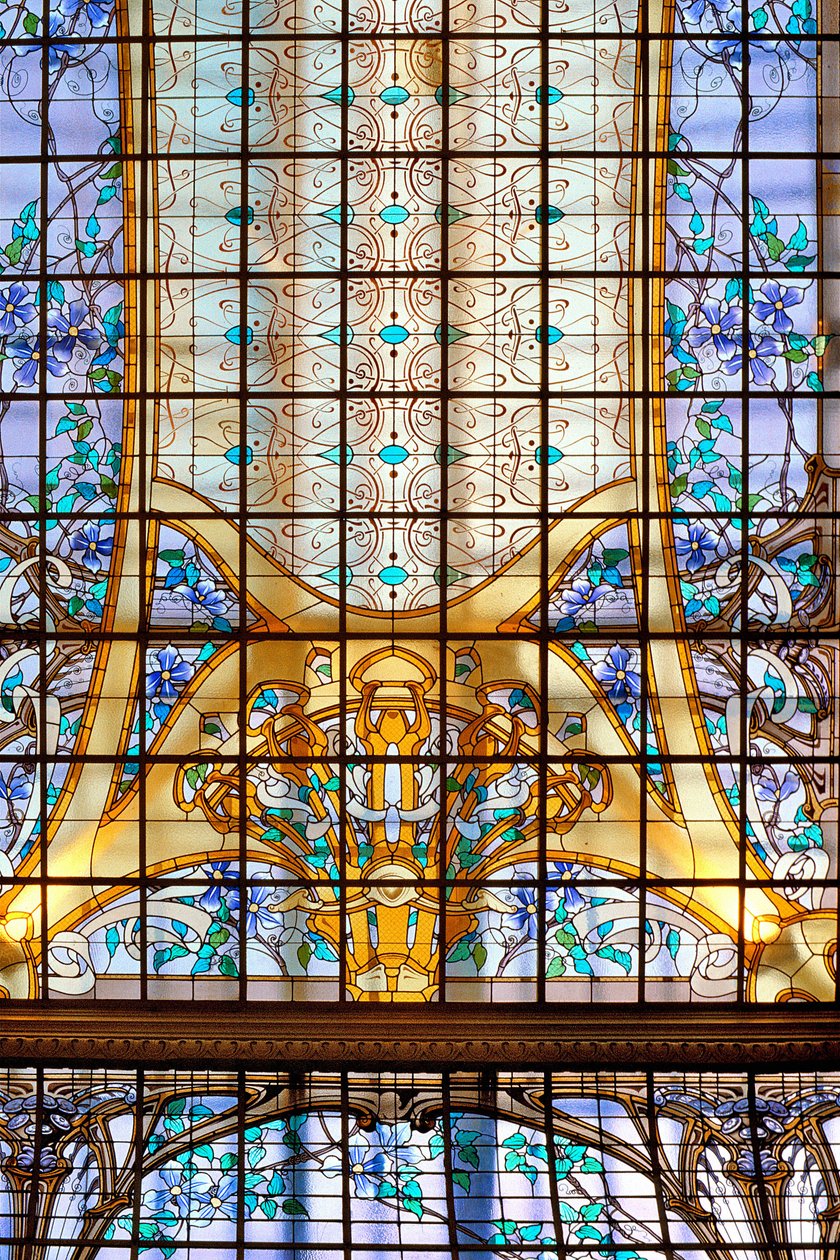 Nancy (Departement 54), Jugendstil, „Das Clematis-Fenster“ (1901), Buntglas von Jacques Gruber (1870-1936), bei Credit Lyonnais, rue St Georges von Jacques Gruber