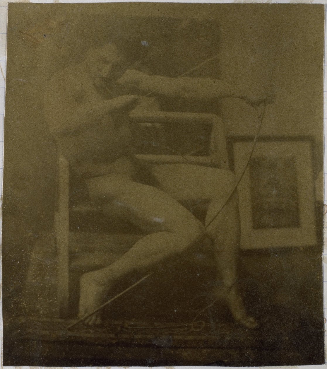 Studie eines männlichen Aktmodells, sitzend auf einer Treppe, von vorne gesehen mit Seil und Bogen auf dem Schoß, im Atelier von Jacques de Lalaing von Jacques Lalaing (attributed to)