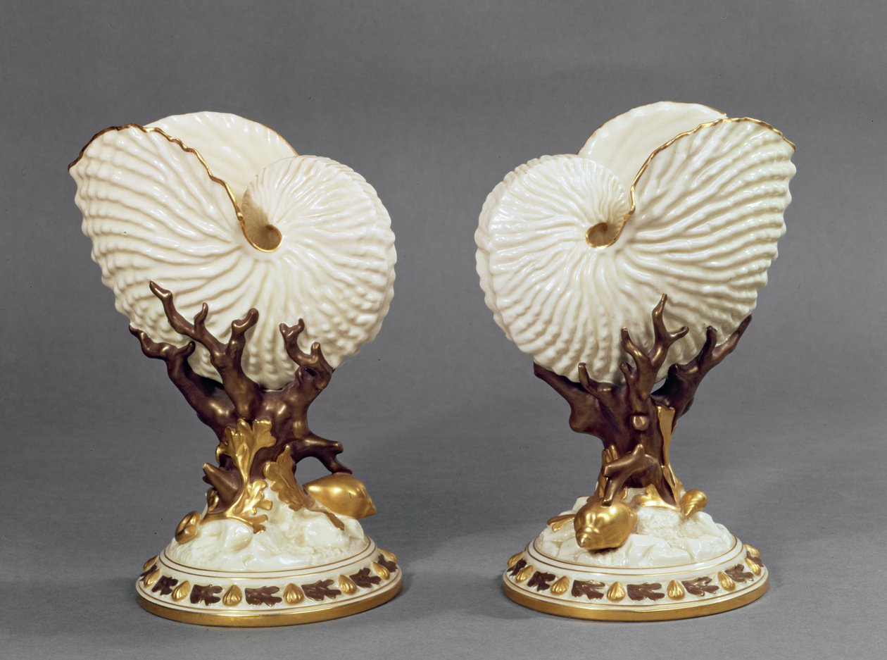 Paar Worcester-Vasen in Form von Nautilusmuscheln, 1880 von James Hadley