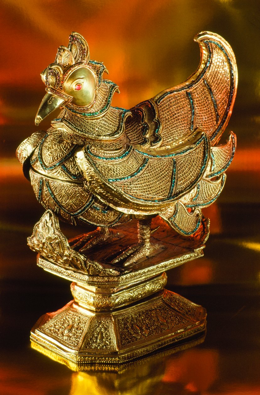 Eine heilige, mit Juwelen besetzte goldene Gans, die einst Betelnüsse hielt. London, England. von James L Stanfield