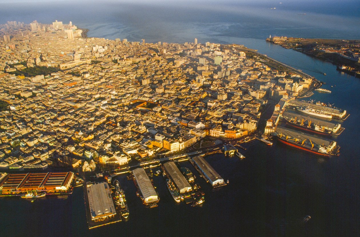 Luftaufnahme von Alt-Havanna, Hafen von Havanna, Kanal del Puerto, Bahia de la Habana von James L Stanfield
