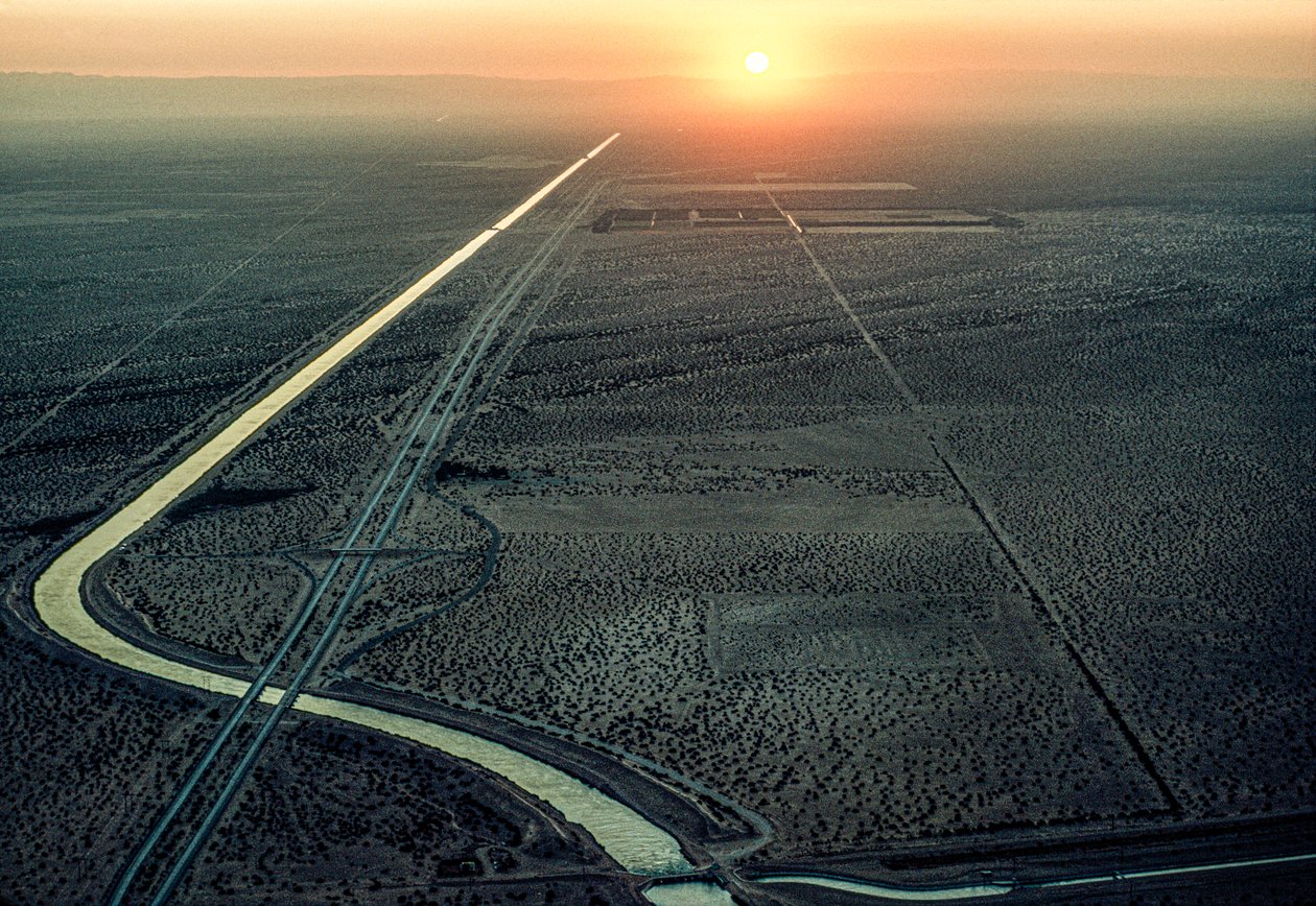 Luftaufnahme des All-American-Kanals bei Sonnenuntergang im Westen von James L Stanfield