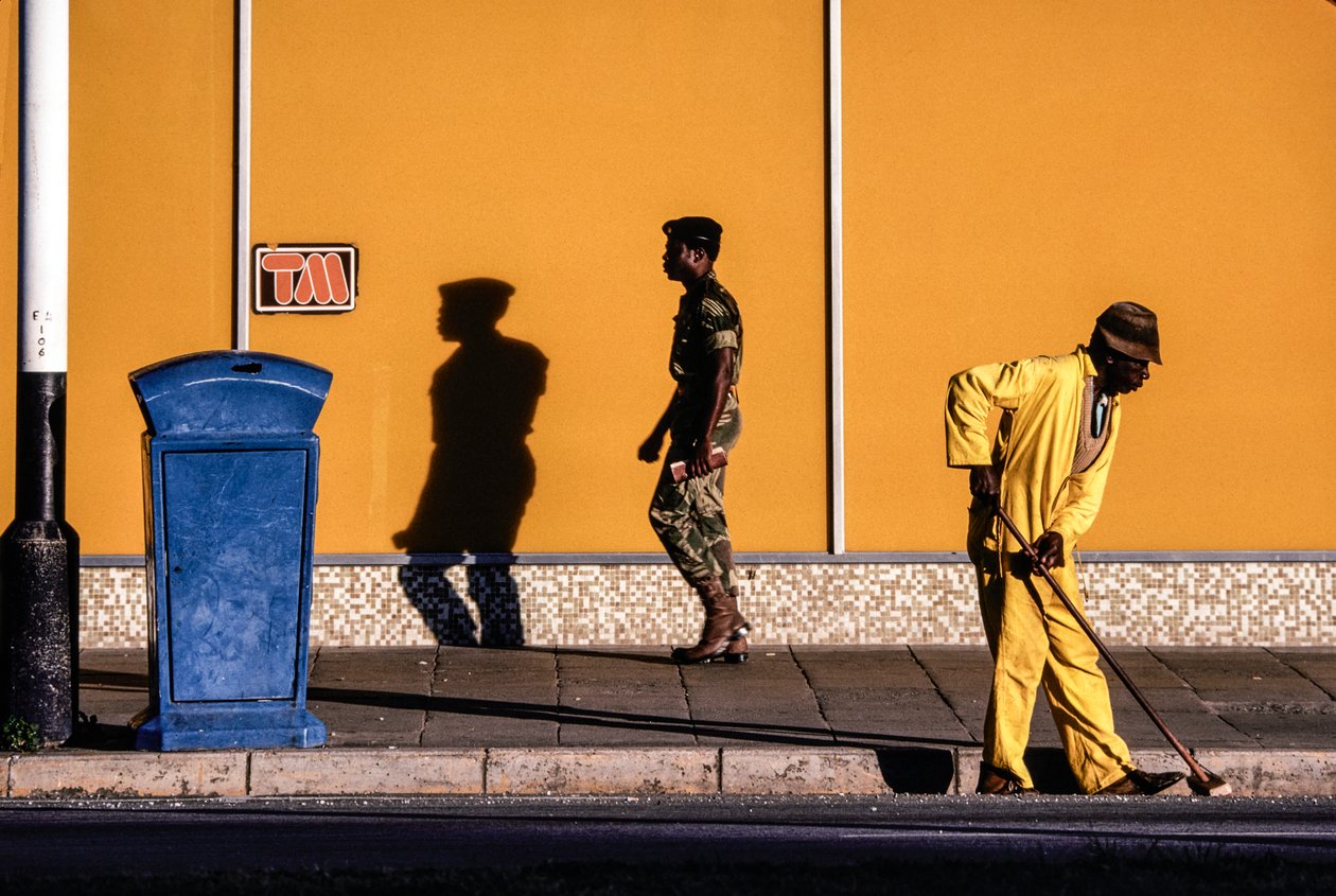 Südafrikanische Männer auf einer Straße und einem Gehweg in Pretoria, Südafrika von James L Stanfield
