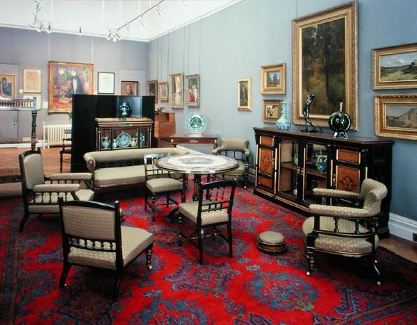 Suite bestehend aus einem Schrank, einem Mitteltisch, einem Sofa, einem Paar Seitenstühlen, einem Paar Armstühlen, einem Pflegestuhl, einem Armstuhl und einem Kartentisch, 1880er Jahre von James Lamb of Manchester