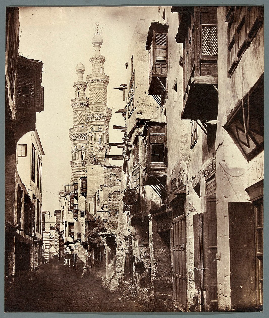 Ägypten. Kairo. Gasse - im Hintergrund die Minarette der mamlukischen Al-Mu
