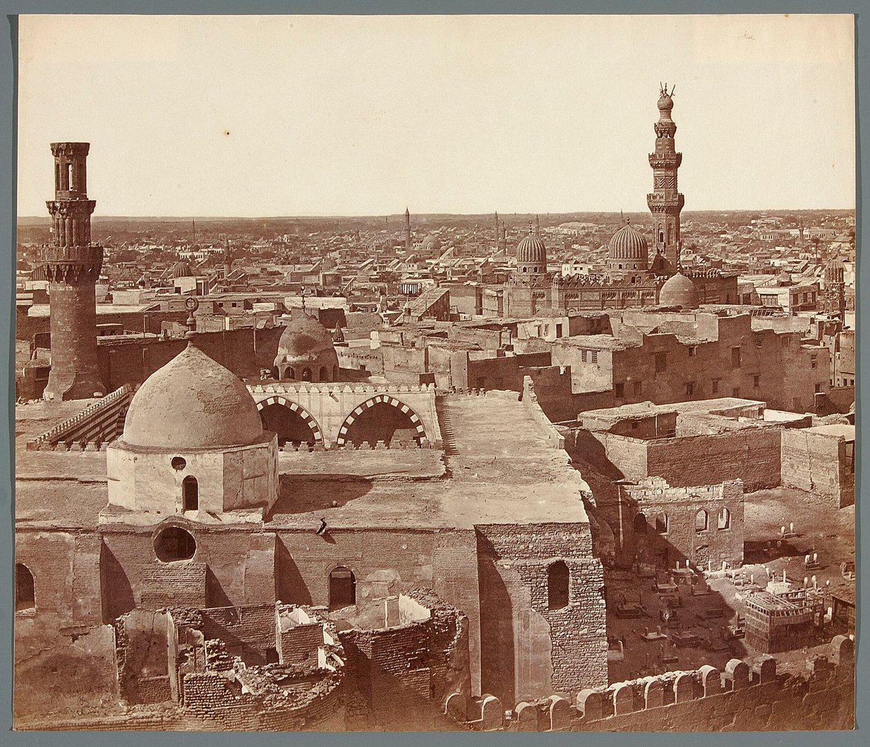 Ägypten. Kairo. Gesamtansicht - im Hintergrund die Madrasa - Mausoleum Umm As-Sultan Sza