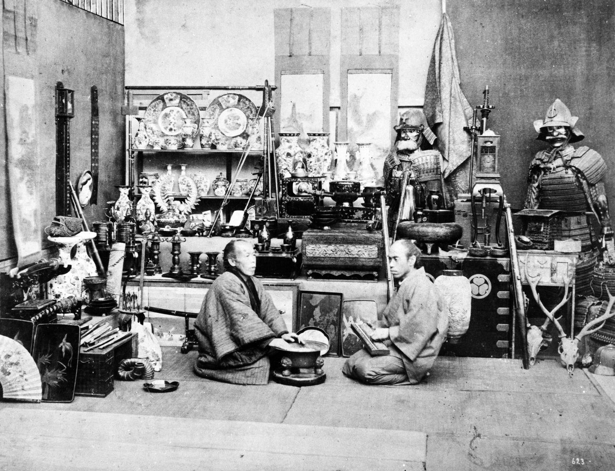 Japanische Ladenbesitzer mit einem Abakus, ca. 1870er Jahre von Japanese Photographer