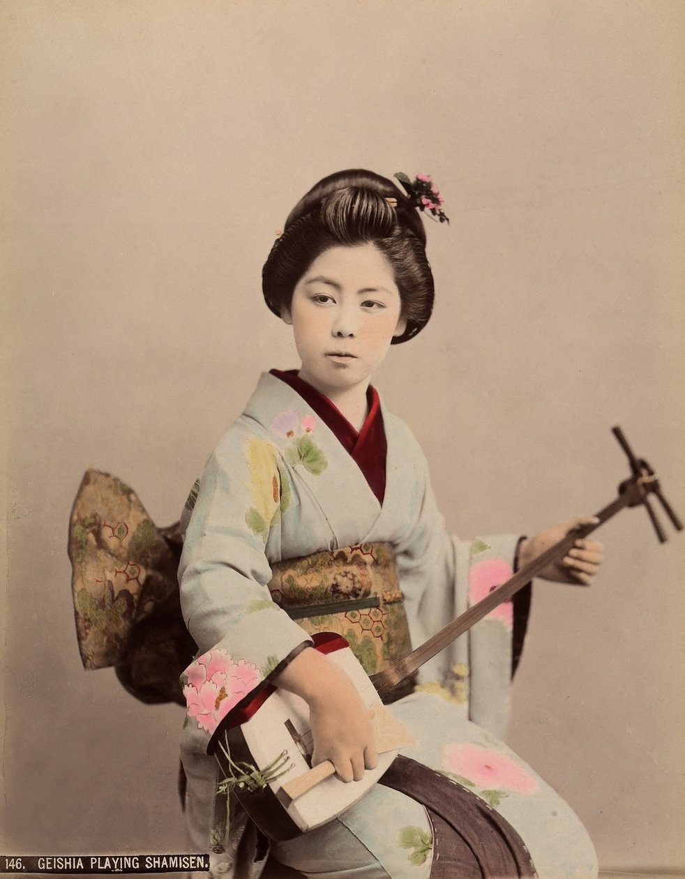 Porträt einer Geisha, die Shamisen spielt, ca. 1890 (koloriertes Foto) von Japanese Photographer