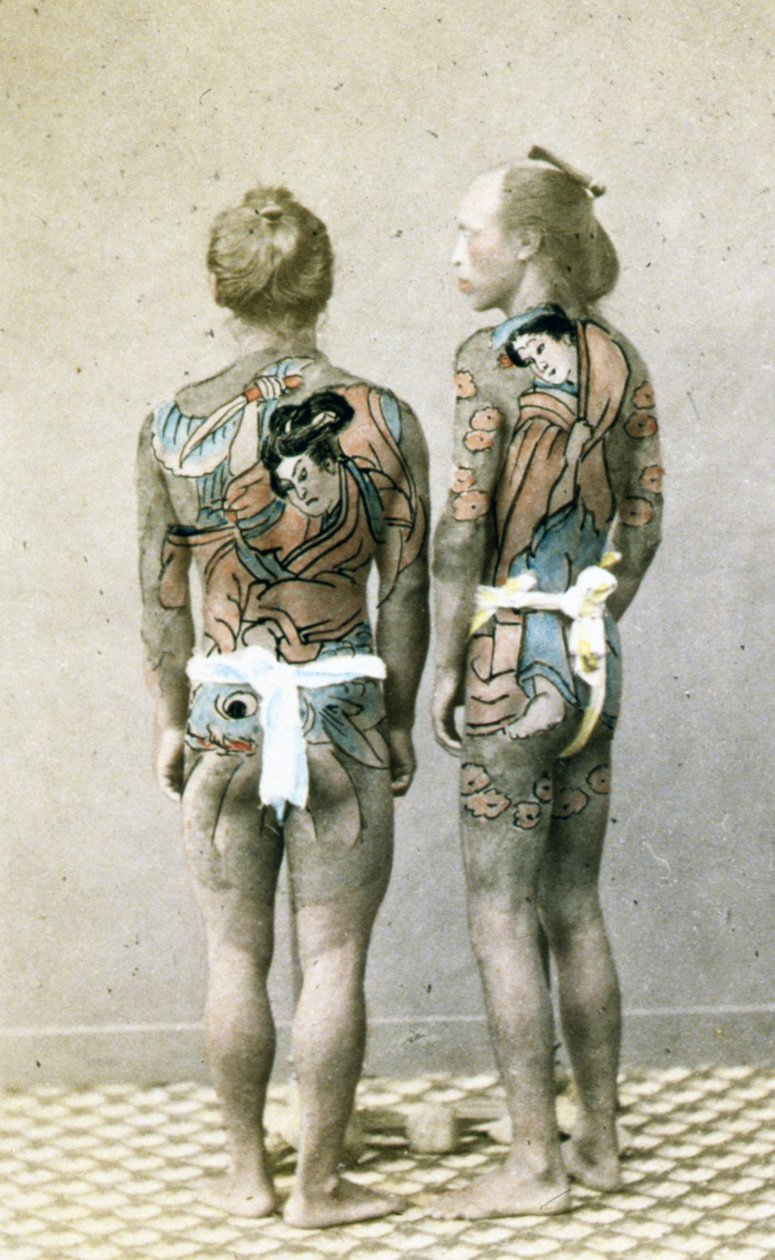 Zwei Männer mit traditionellen japanischen Irezumi-Tattoos, ca. 1880 von Japanese Photographer