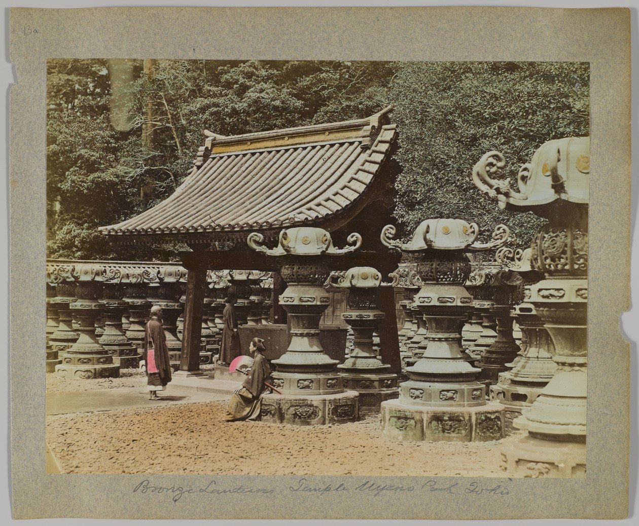 Bronzelaternen vor dem Tempel im Uyeno-Park, Tokio, Japan (handkoloriertes s/w-Foto) von Japanese Photographer