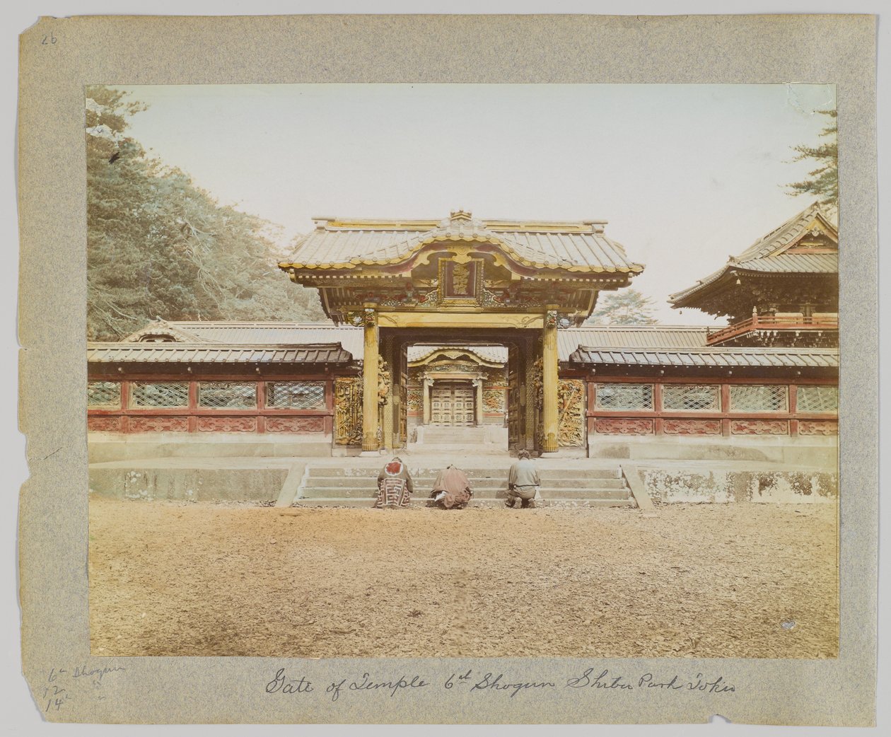 Tor des Tempels des 6. Shogun, Shiba Park, Tokio, Japan (handkoloriertes s/w Foto) von Japanese Photographer