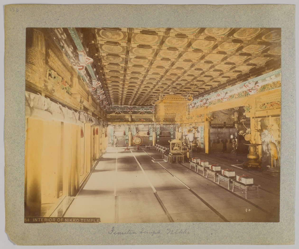 Innenraum des Jemitsu-Tempels, Nikko, Japan (handkoloriertes s/w Foto) von Japanese Photographer
