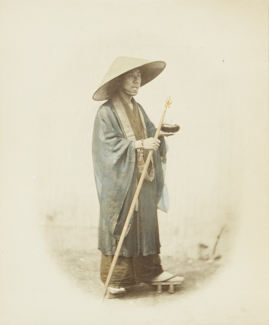 Japanischer Mann in traditioneller Kleidung von Japanese Photographer
