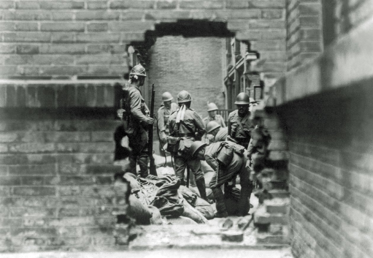 Japanische Soldaten sind in Straßenkämpfe in Shanghai, China, verwickelt, 1937 von Japanese Photographer