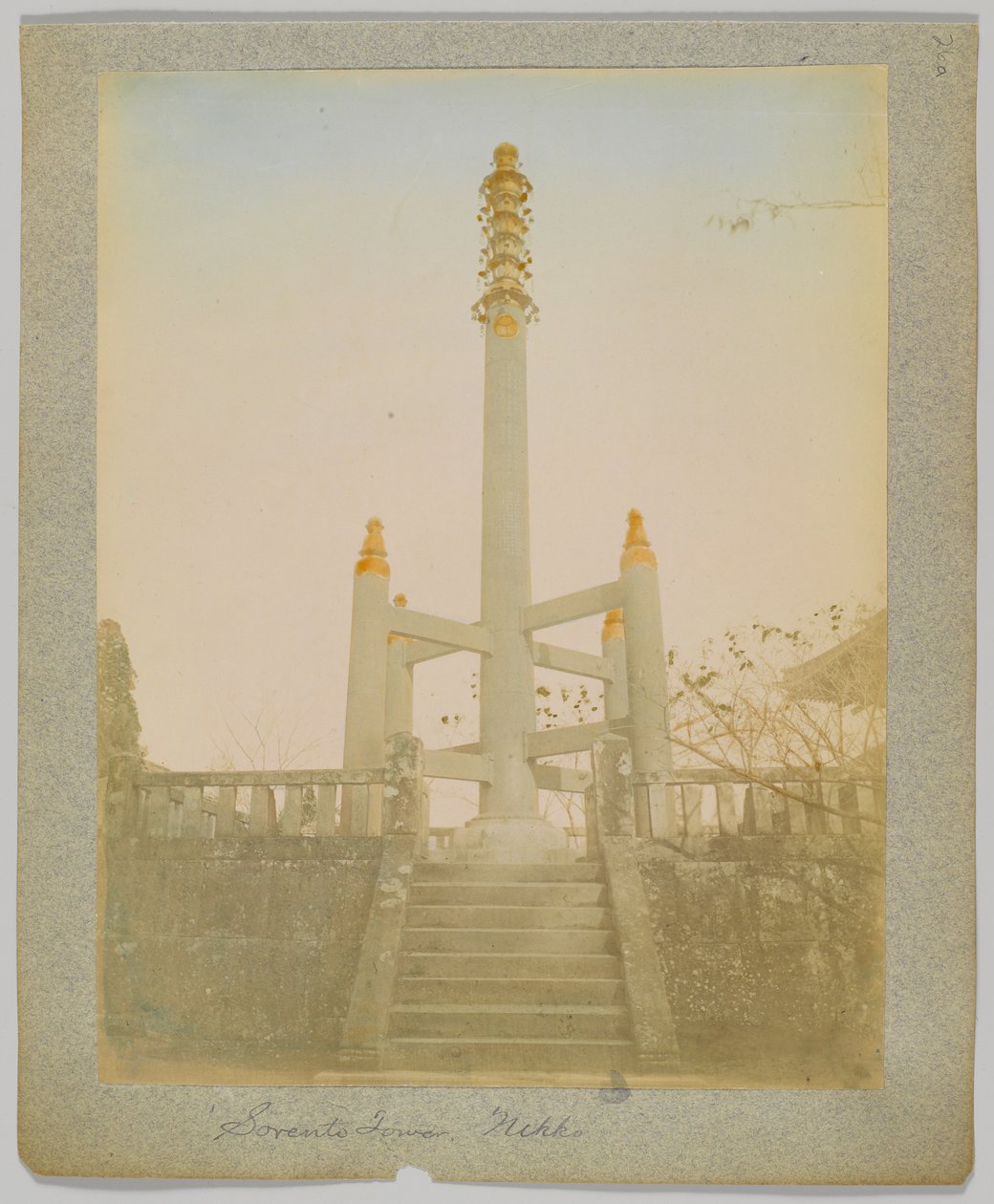 Sorento-Turm, Nikko, Japan (handkoloriertes s/w-Foto) von Japanese Photographer