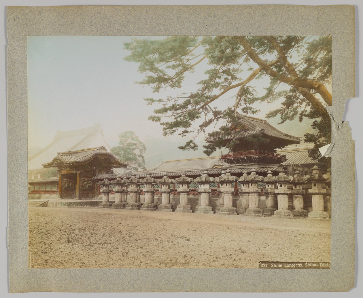 Steinlaternen vor einem Tempel, Shiba Park, Tokio, Japan von Japanese Photographer