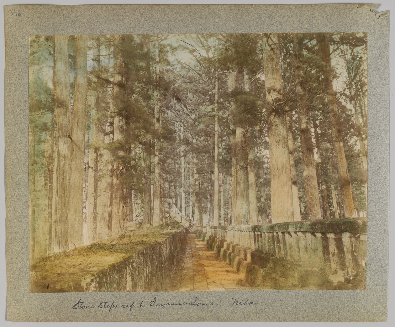 Steinstufen zum Grab von Ieyasu, Nikko, Japan von Japanese Photographer