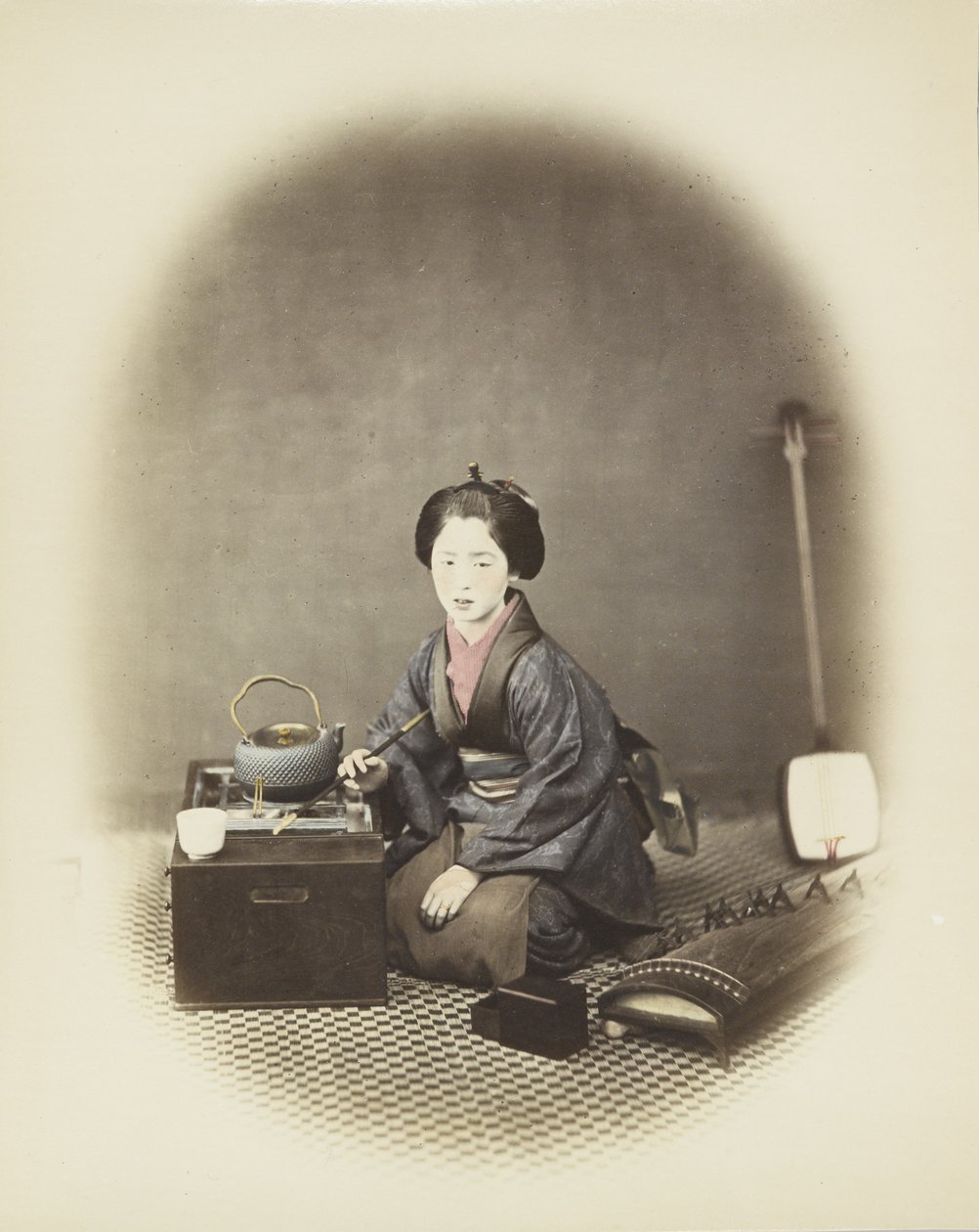 Frau mit einem Koto und Shamisen von Japanese Photographer