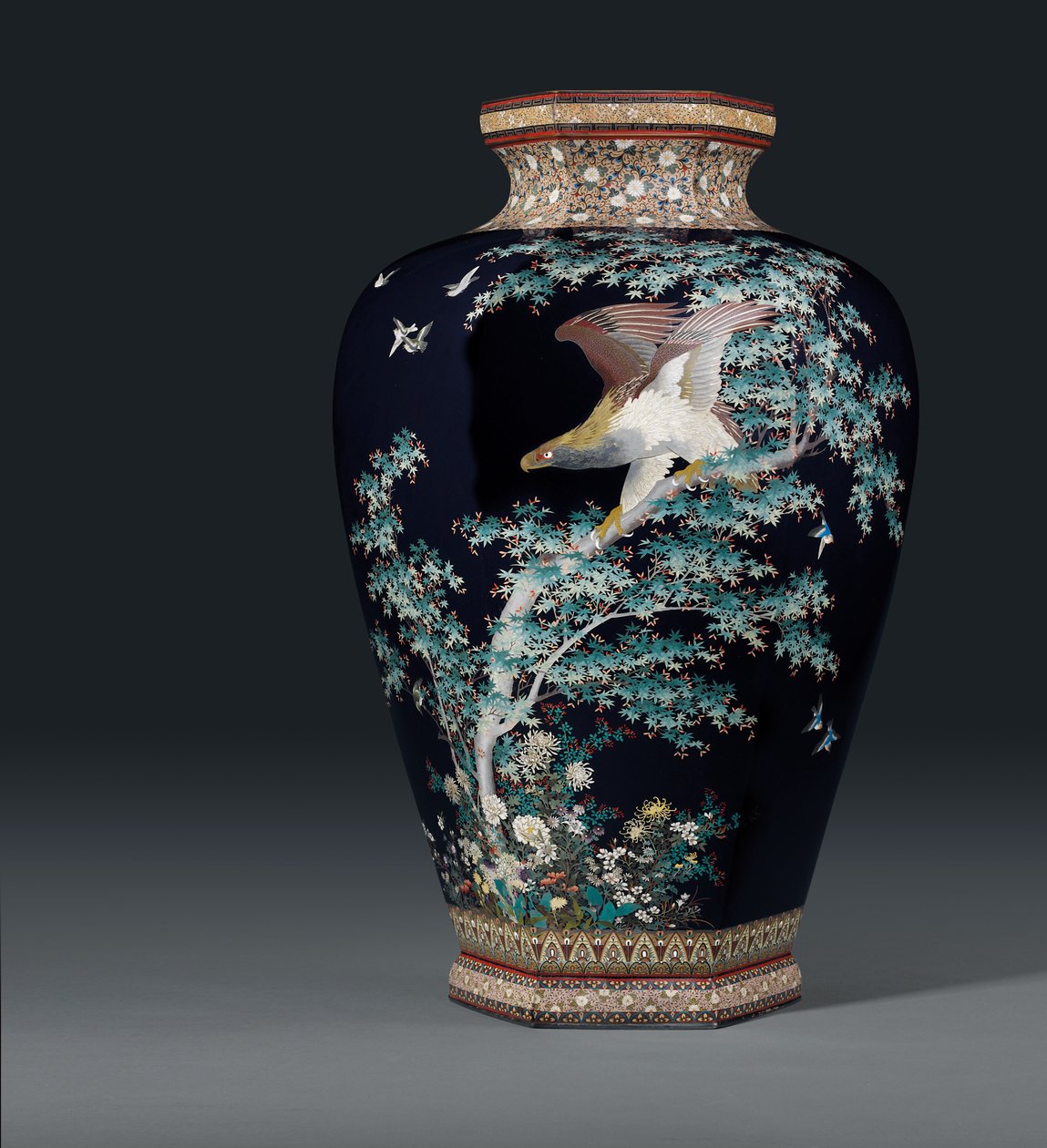 Cloisonné-Vase, Marke der Hayashi Chuzo Werkstatt, Meiji-Periode, spätes 19. Jahrhundert von Japanese School