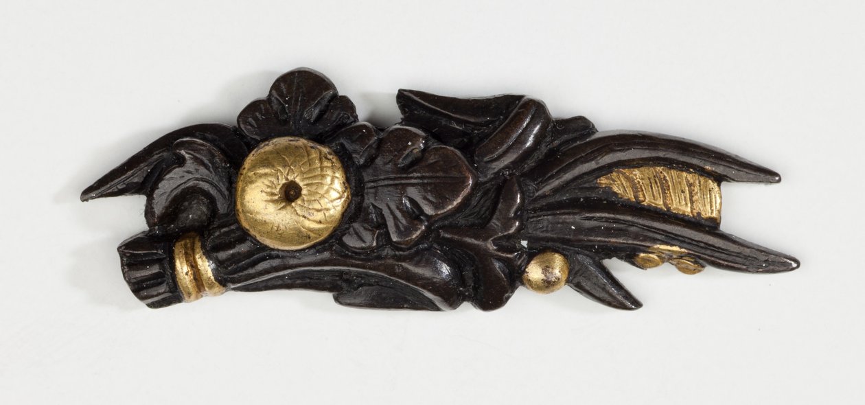 Menuki, oder Griffverzierung, in Form eines Blumenarrangements (Kupfer-Gold-Legierung mit Vergoldung) von Japanese School