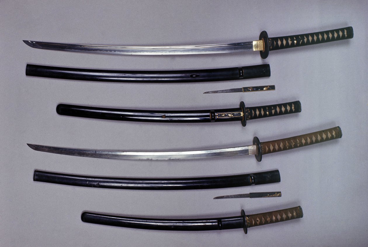 Oben: ein Katana, japanisches Schwert und seine Scheide, Wakizashi, japanisches Kurzschwert in seiner Scheide, kleiner Kokatawa-Dolch in derselben Scheide. Alle drei aus dem 18. Jahrhundert. Die unteren aus dem 17. Jahrhundert von Japanese School