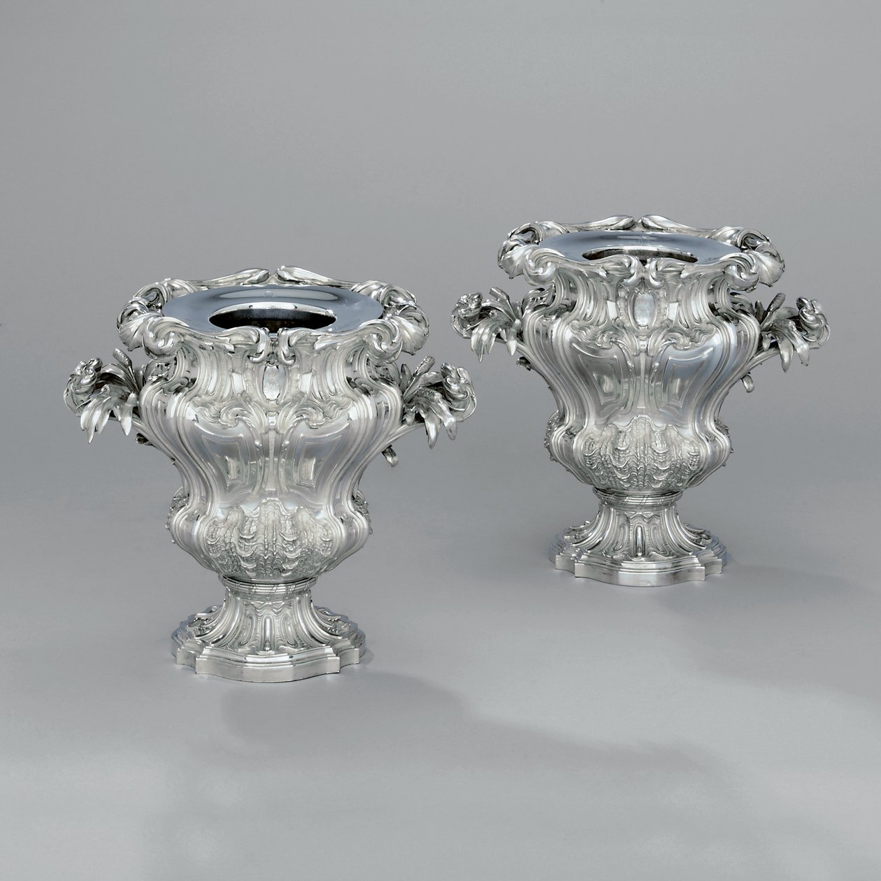 Ein Paar urnenförmige Weinkühler mit Blattrollen und Binsenhenkeln, ca. 1880 von Jean Baptiste Gustave Odiot