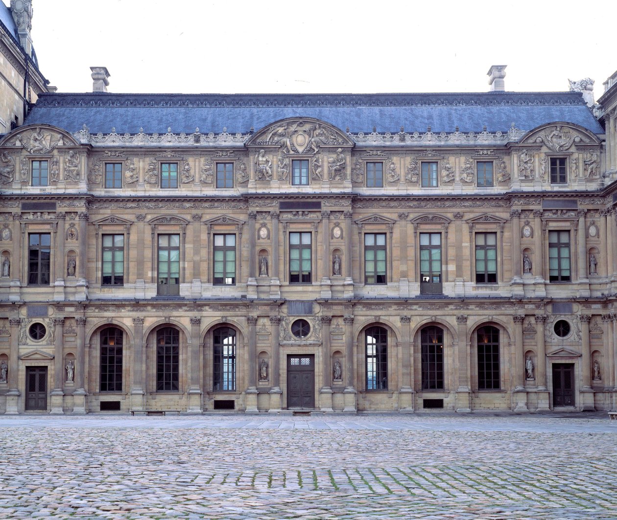La cour carrée du Louvre, Fassade des Louvre von Henri II (1546-1551), Skulpturen von Jean Goujon (1510-1567) 1551 Paris, Musée du Louvre von Jean Goujon