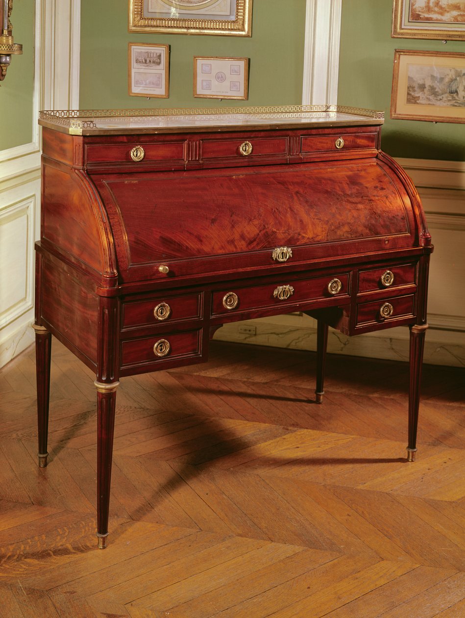 Louis XVI Zylinderaufsatz Mahagoni-furniertes Bureau mit vergoldeten Bronzeverzierungen, Carrara-Marmorplatte flankiert von Kandelabern von Jean Henri Riesener