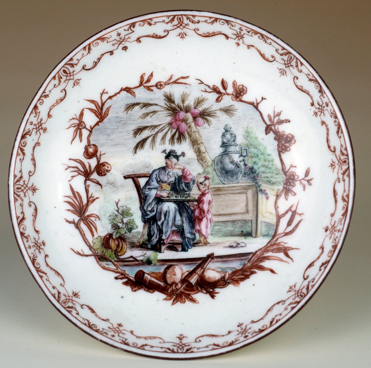 Porzellanteller mit Darstellung einer chinesischen Schachszene von Jean Michel Liotard